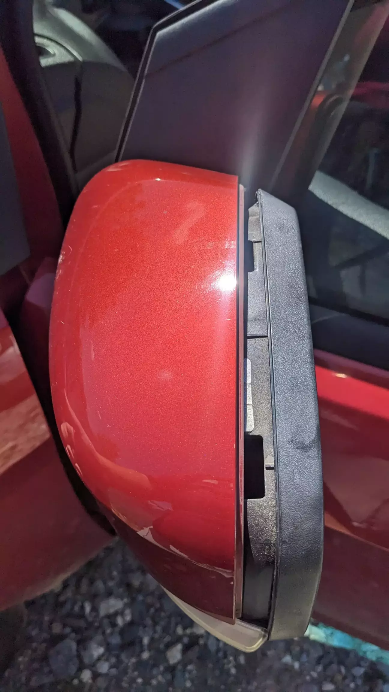 З характерним звуком кришка вилазить із свого посадкового місця