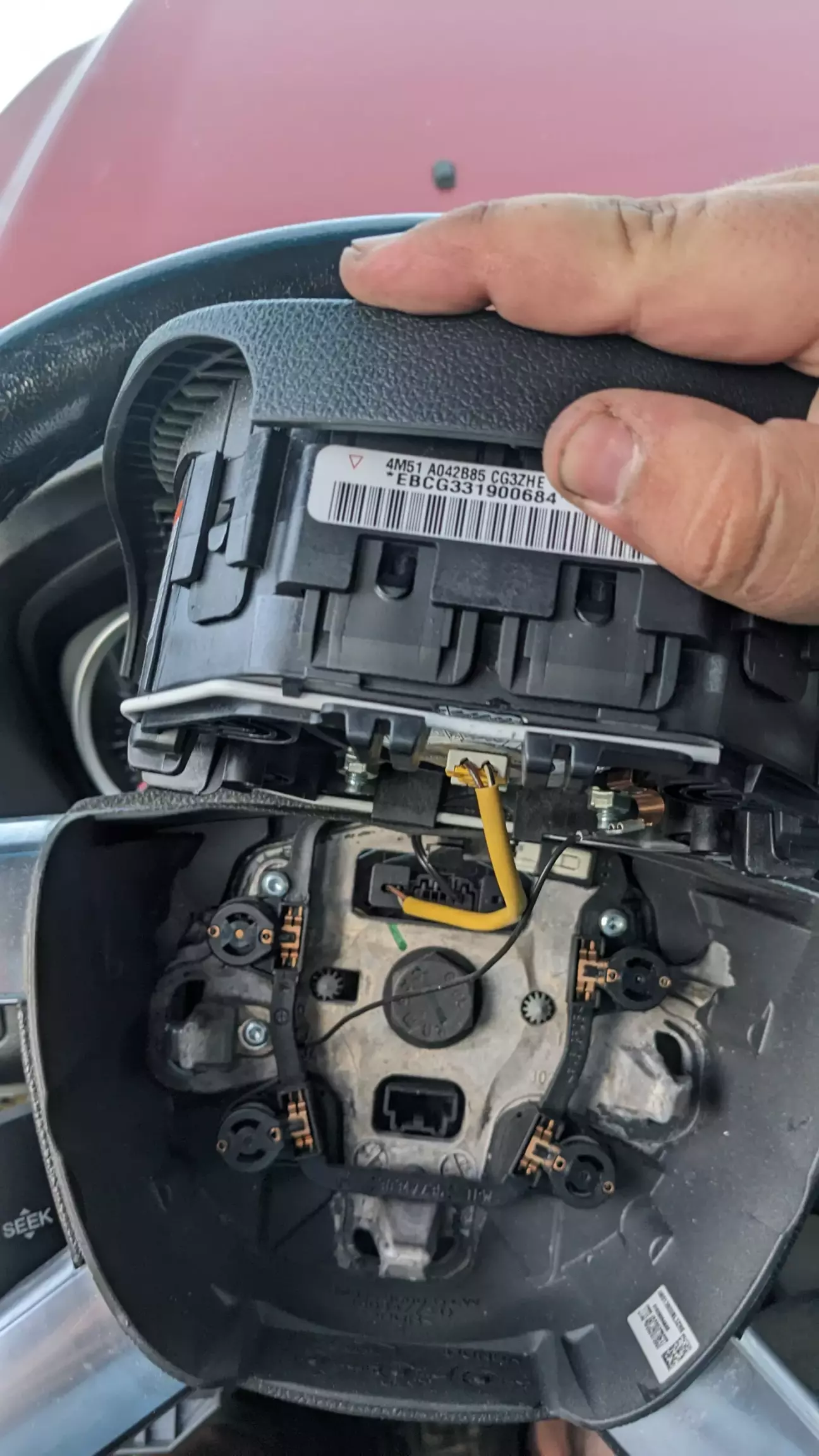 Подушка тримається на трьох скобках. Плоскою викруткою все класно піддівається