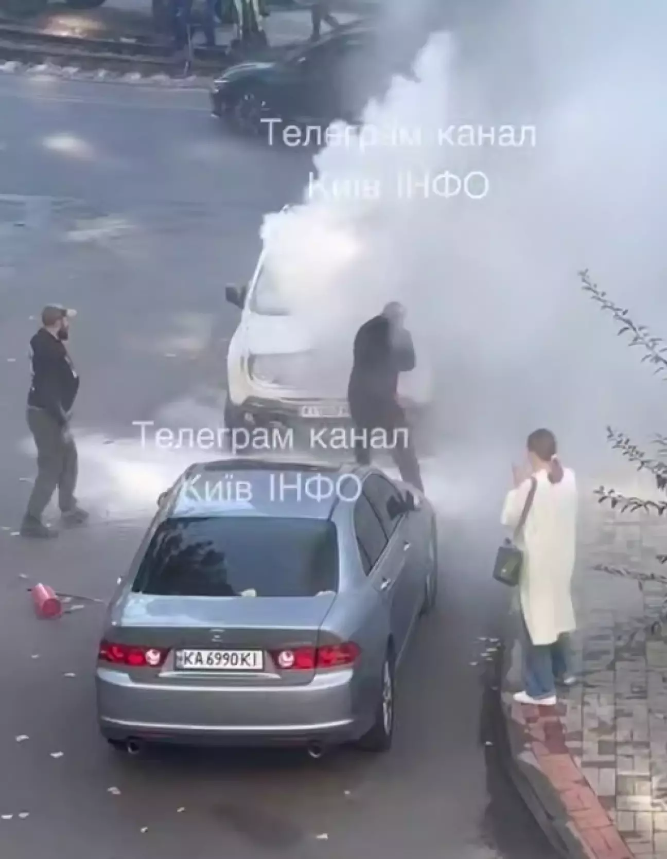 У жіночки загорівся жип під час руху й вона парканулась поруч аби загаситись