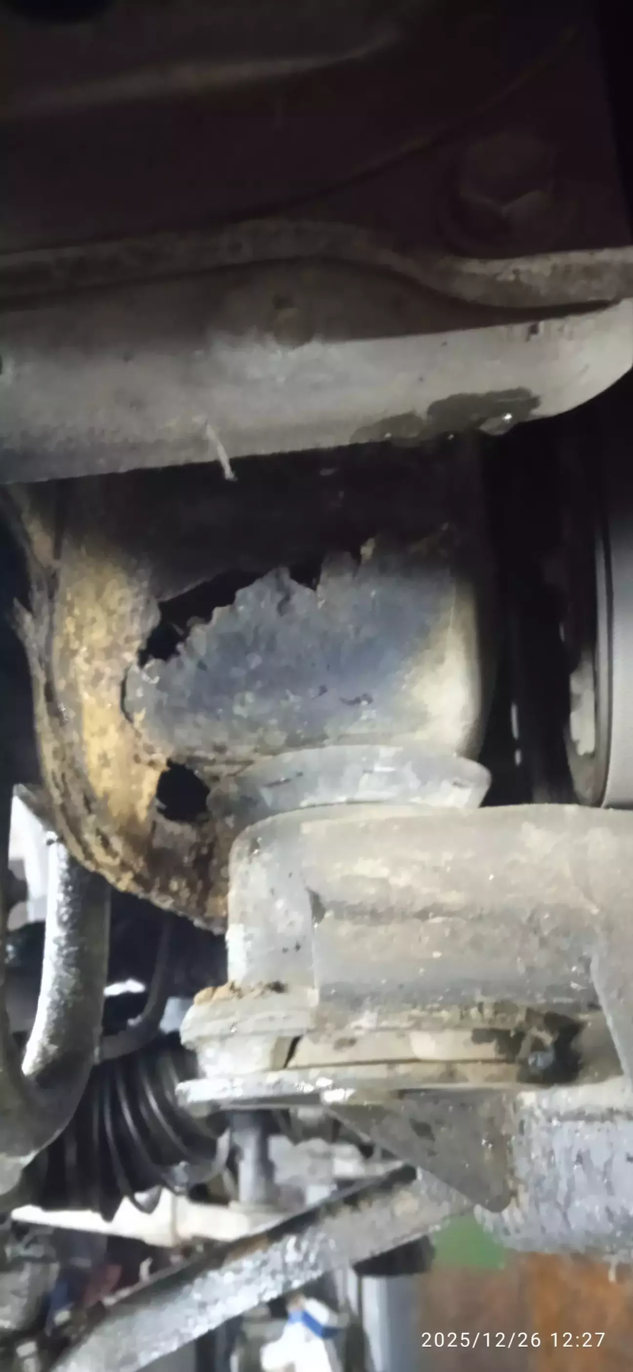 Правый, беда, совсем оторван от лонжерона