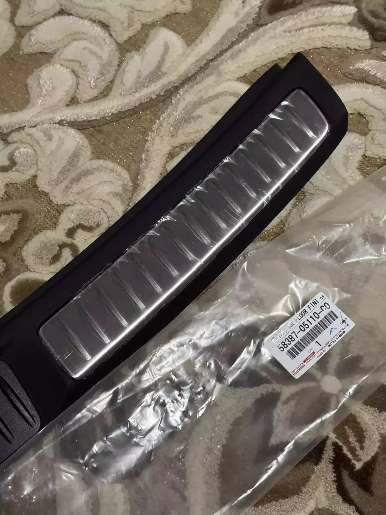 Новенький, як то кажуть, ще в целофані))