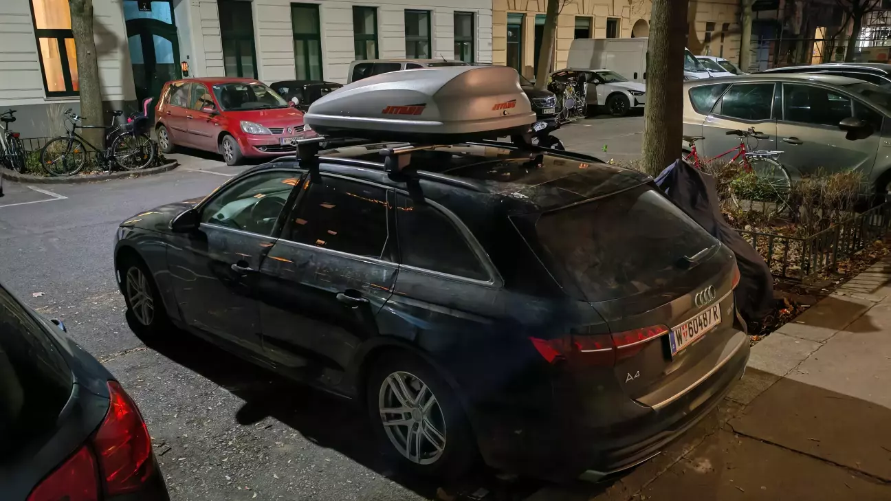 Совість на дозволила колупатись з ліхтариком поруч з чужою автівкою на вечірній вулиці