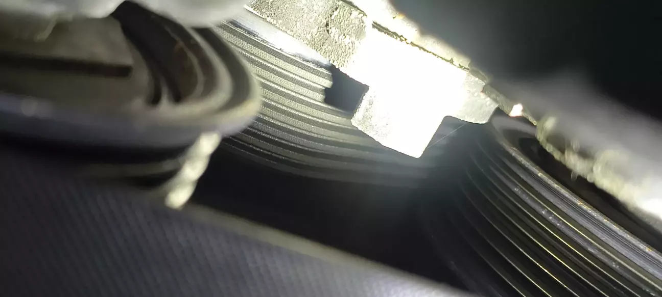 Ремінь наче живий. Тріщин нема. Все ок. Хай працює.