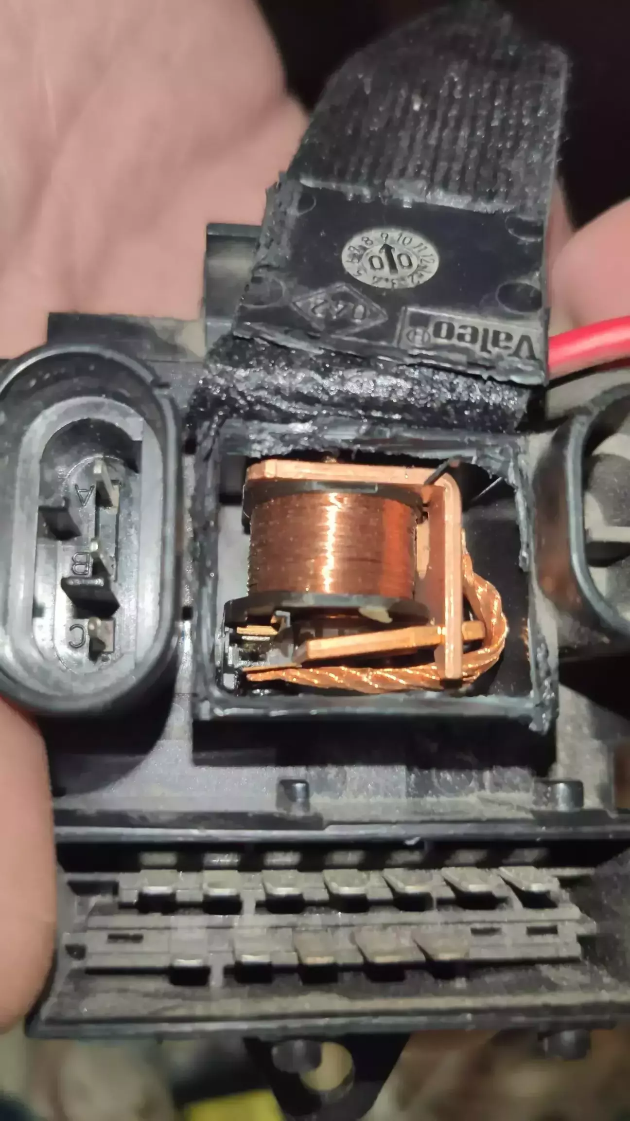 Ось зрізав кришечку фрезером (можна і канцелярським ножем розколупати думаю ).