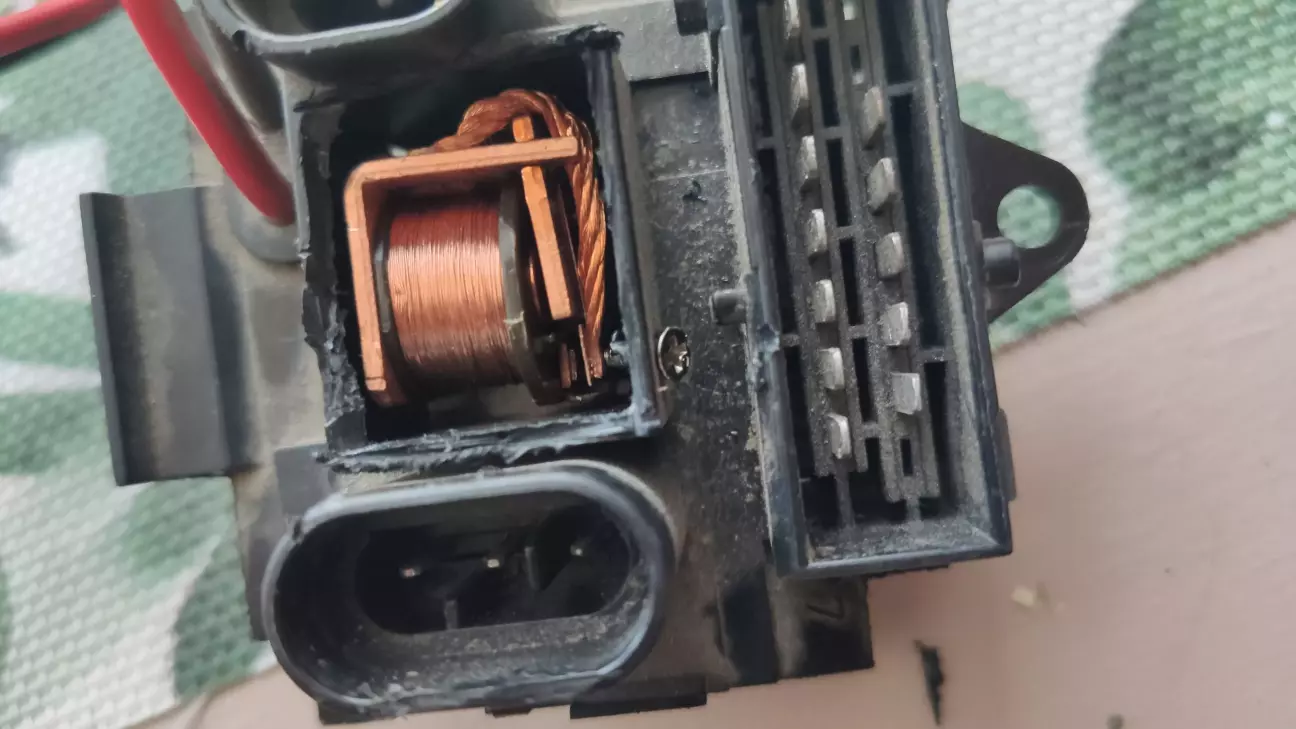 Ось тут шуруп підпирає контактну пластину.