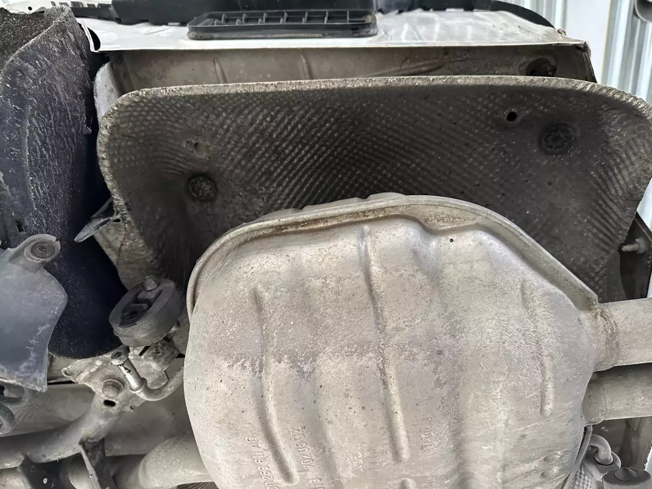 я зсмикнув з гумового кріплення з іншої сторони глушника відкрутив 2 болти кріплення підвісу