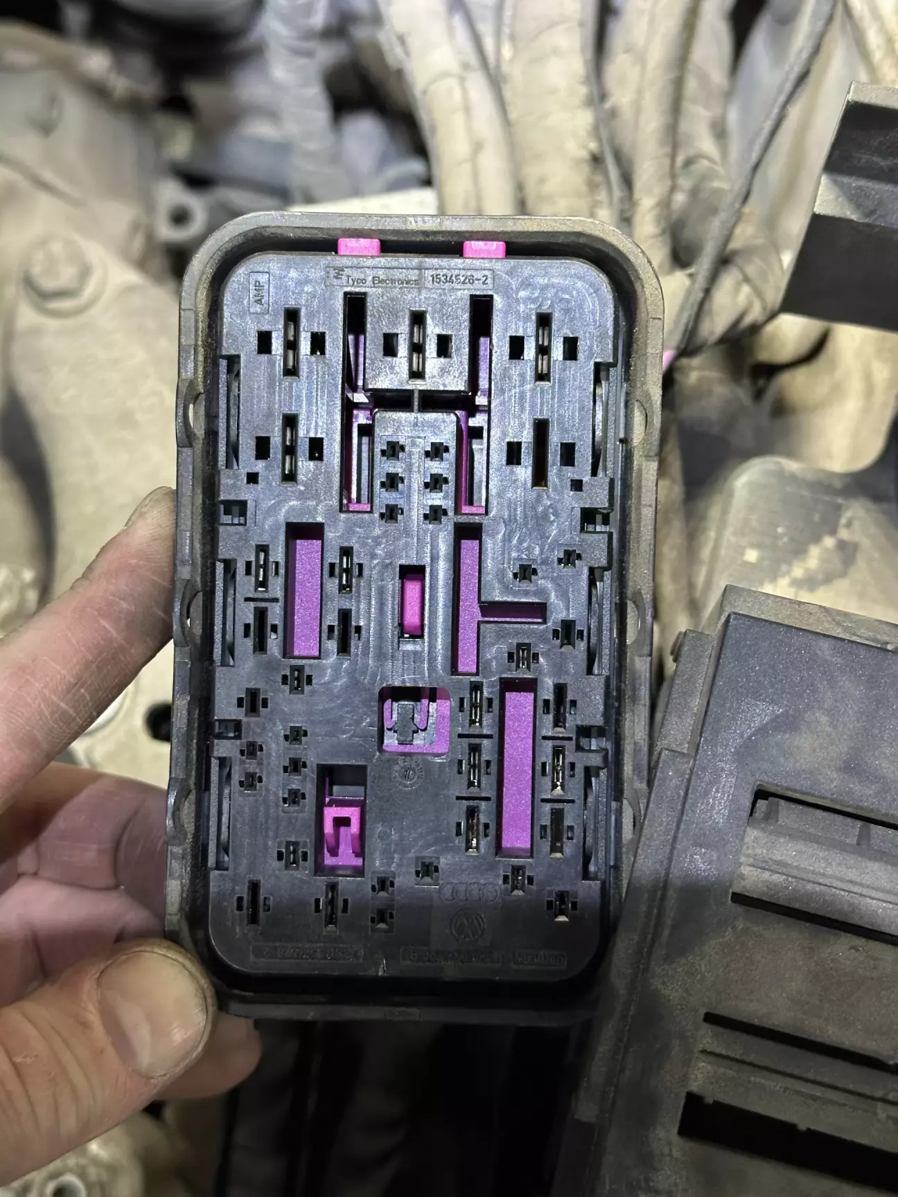 перед тим, як вставляти контакт в колодку, не забувайте зсунути фіксуючу пластину бузкового кольору