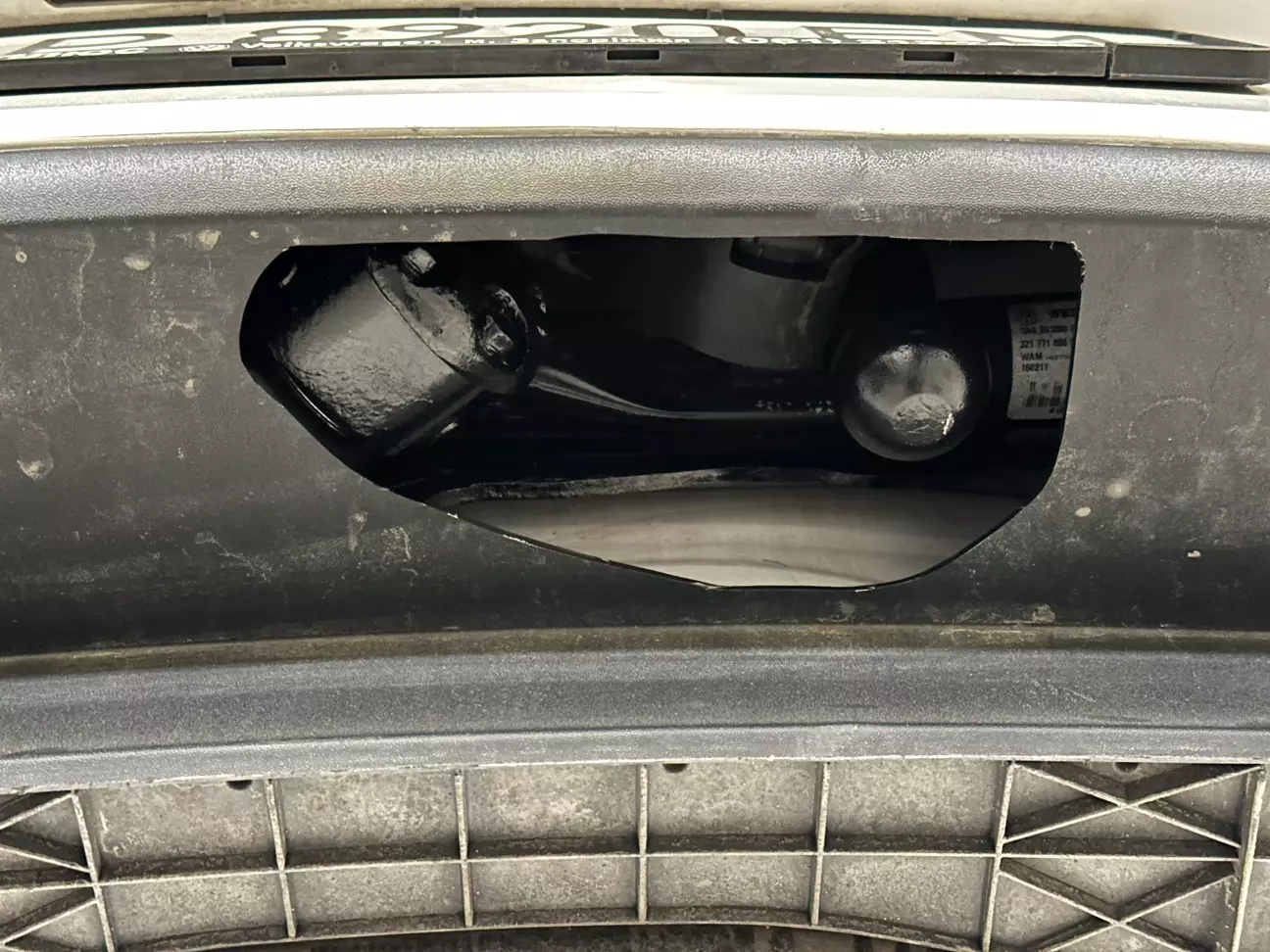 так виглядає фаркоп через вирізаний отвір (бампер встановлений)