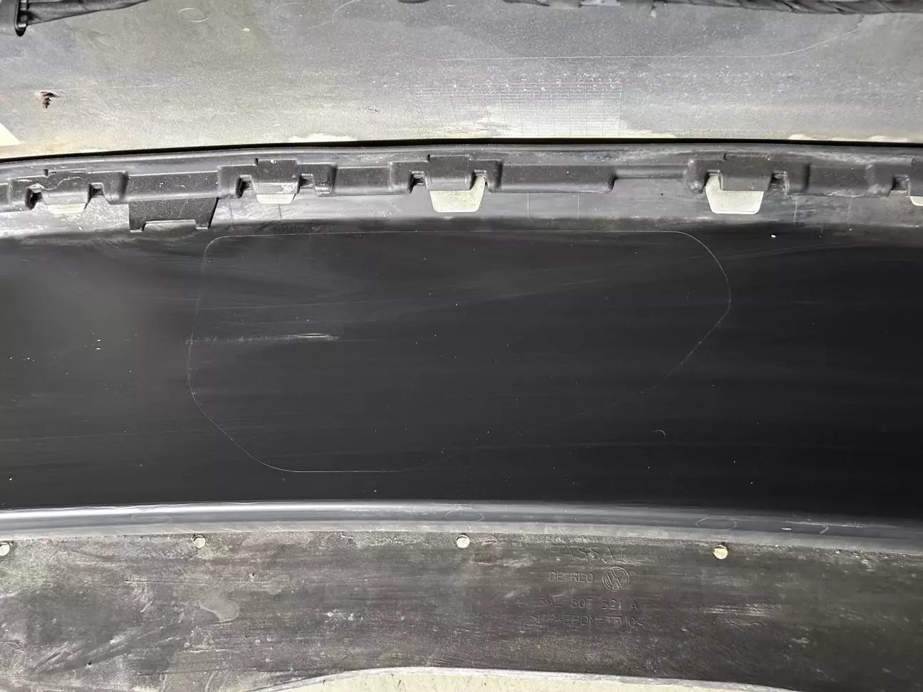 зсередини бампера, протерши нижню накладку, бачимо контури вирізання отвору для бамперу