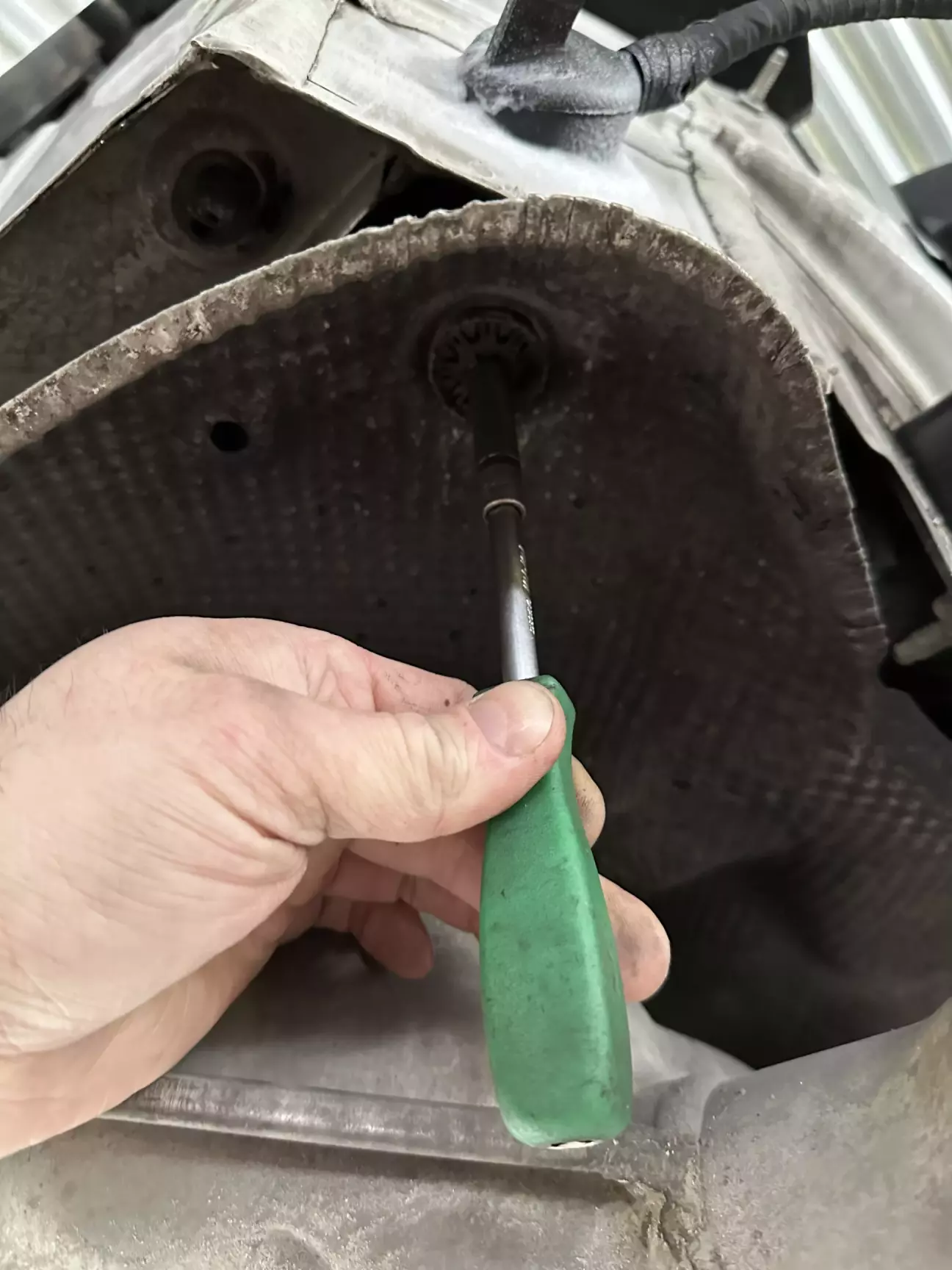 назад встановити кріплення термоекрану: довга головка на 6, вдавити одним-двома легкими ударами