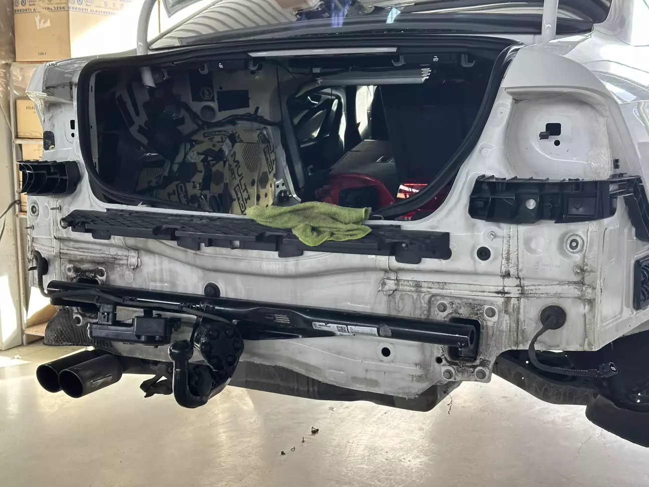 фаркоп на місці, проводка заведена в багажник