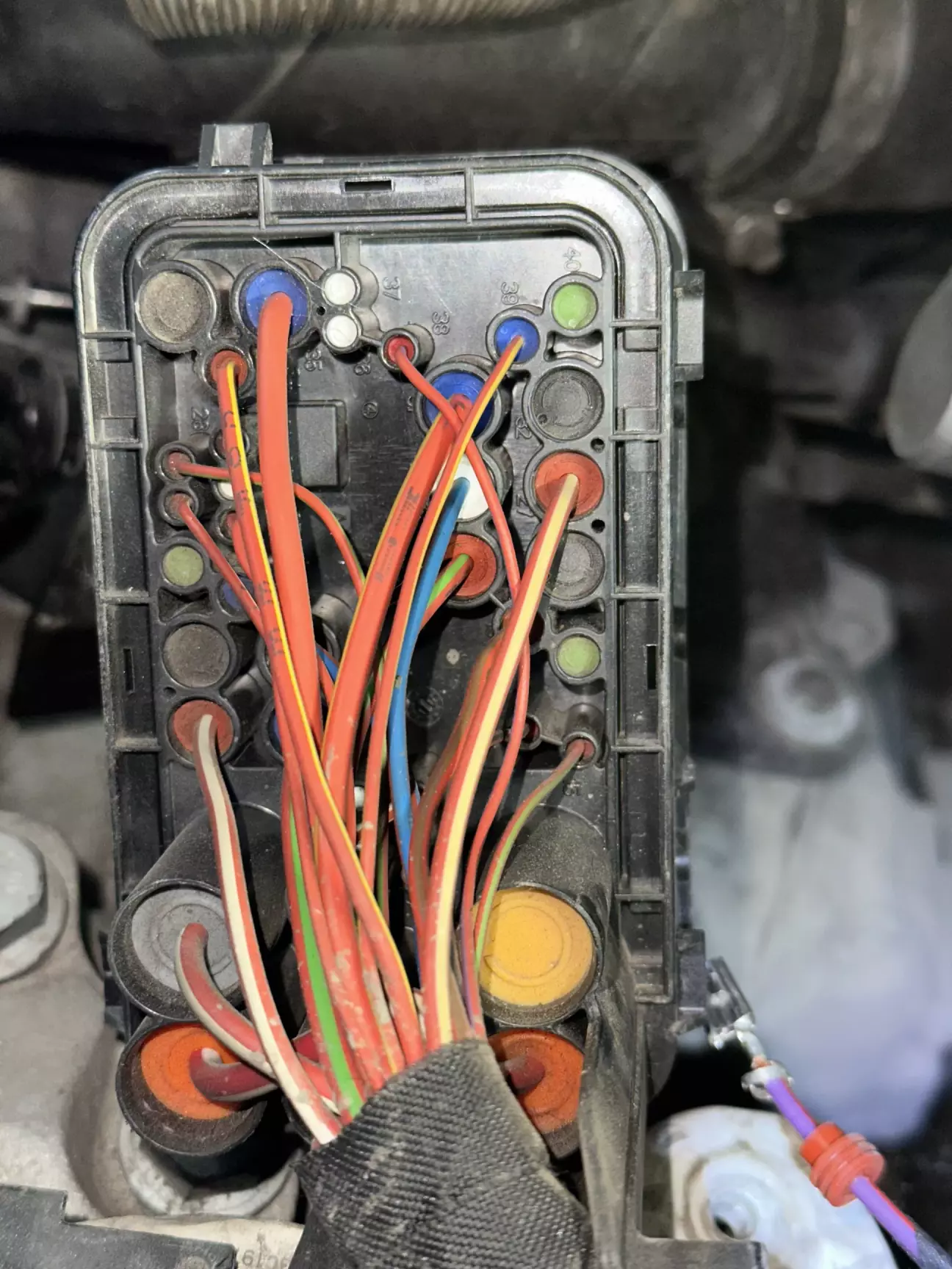 32 контакт за чорною заглушкою - це вивід від 4 запобіжника.