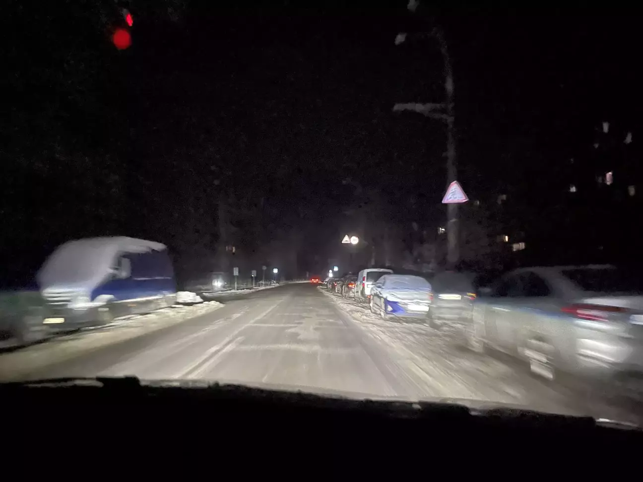 Фото на ходу, вулиця без освітлення. Лінзи шарашать добре, видно усе і усіх