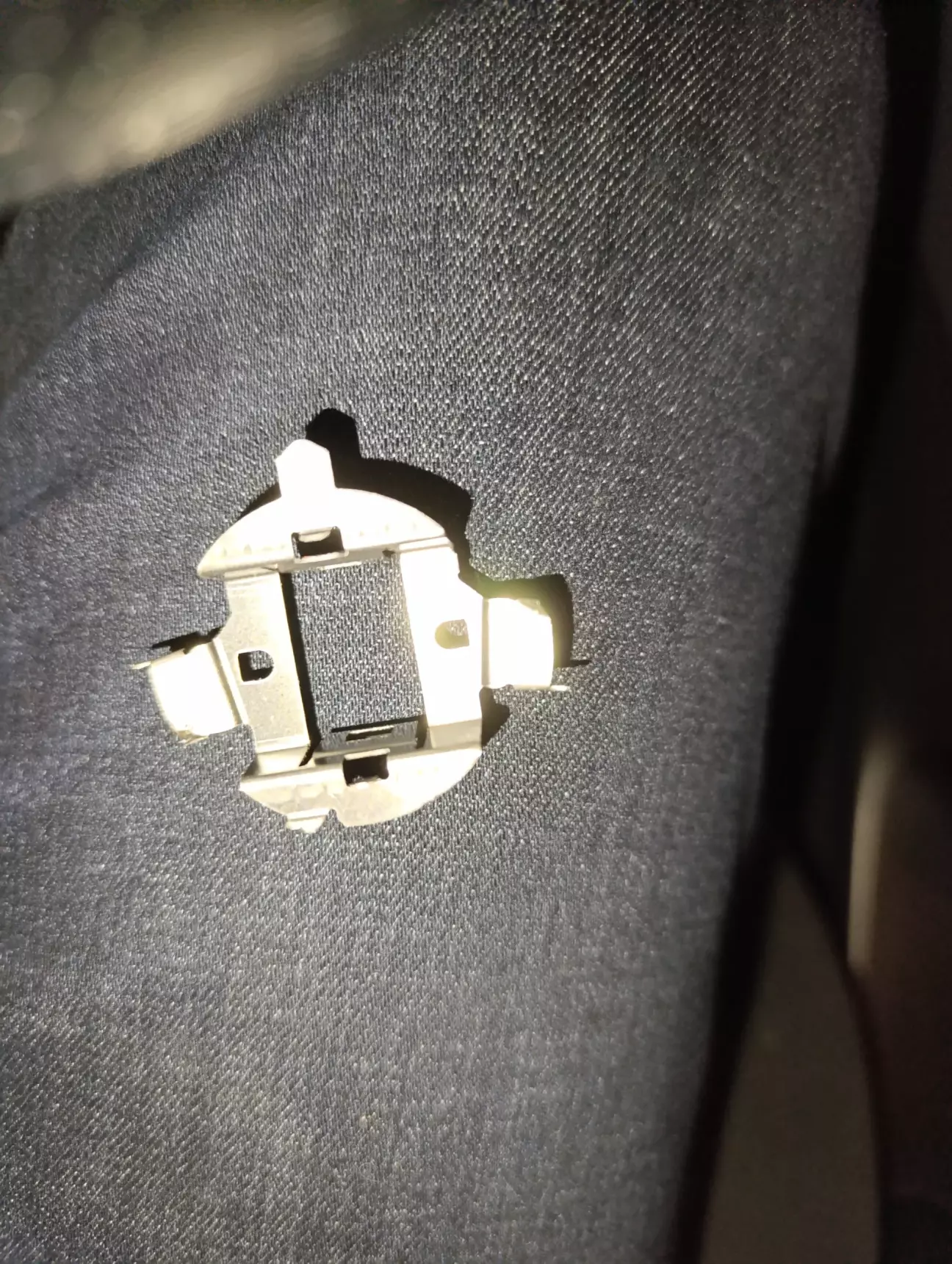 Перехідник, прижим для фіксації галогенової лампи