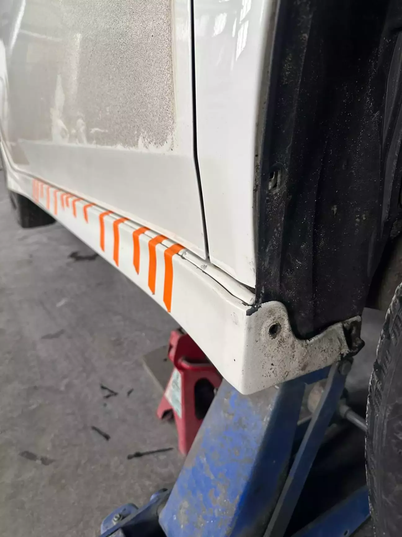 Клеїмо на місце