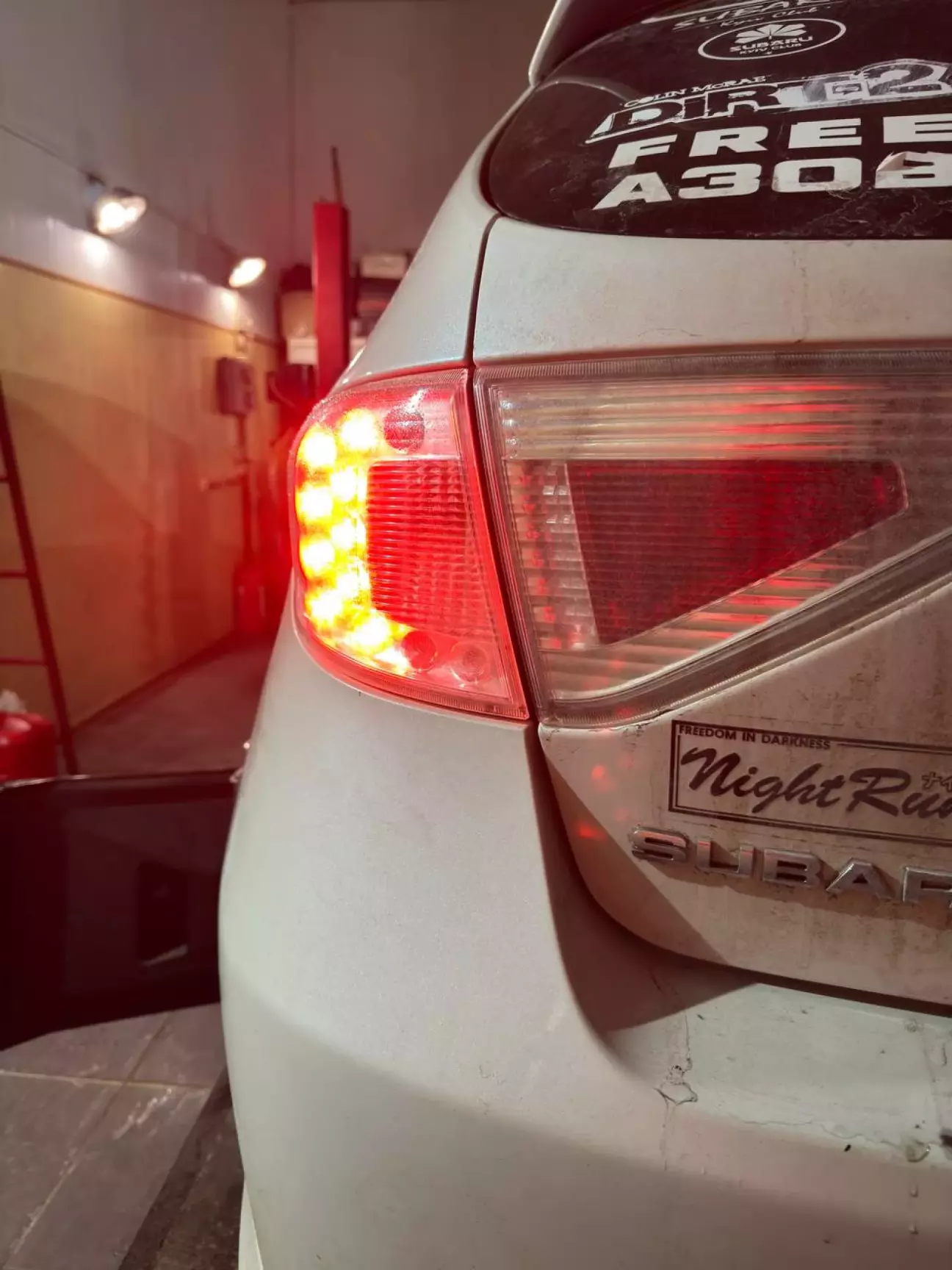 Помітив що на стопі пару світлодіодів не горить в лівому ліхтарі. Але при габаритах все працює.