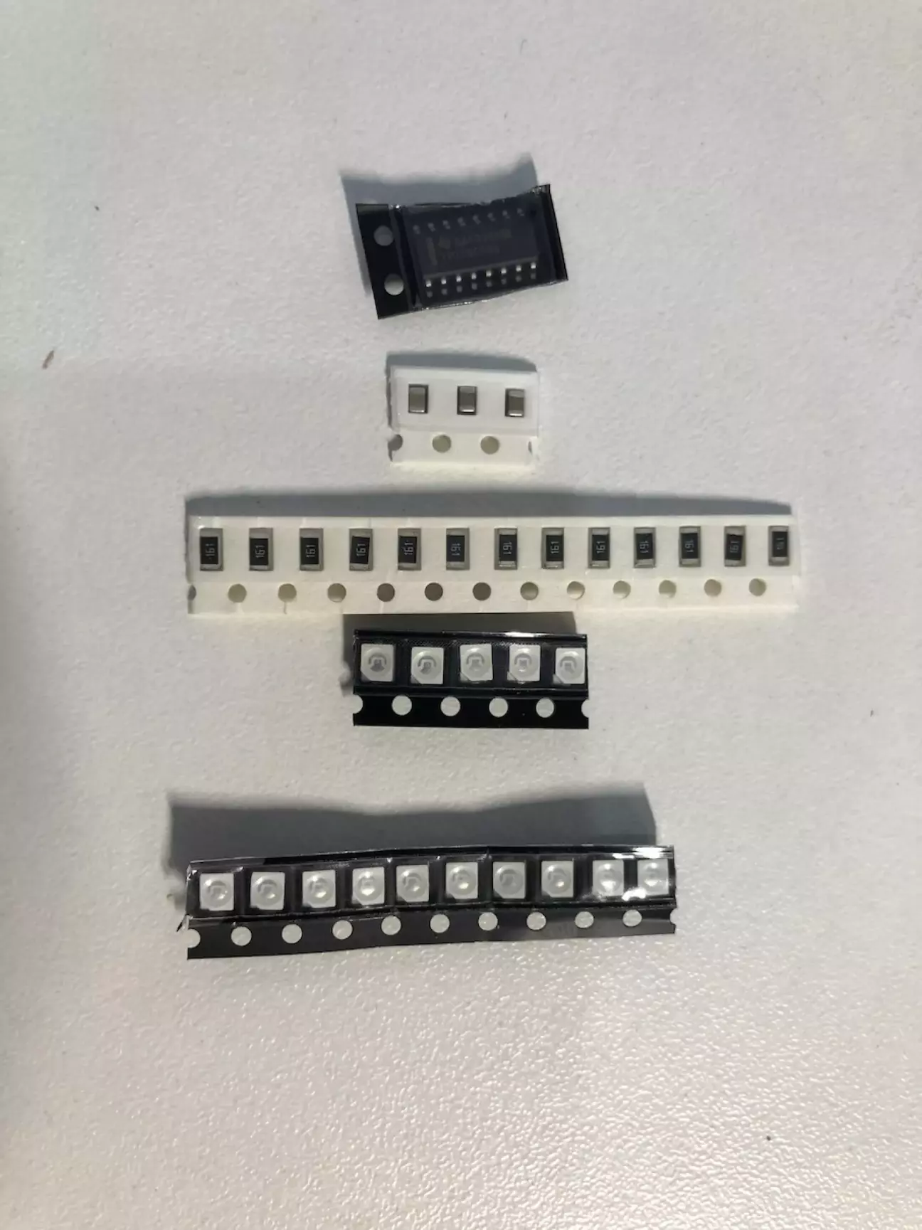 2 види діодів, резистори і 1 регістр зсуву