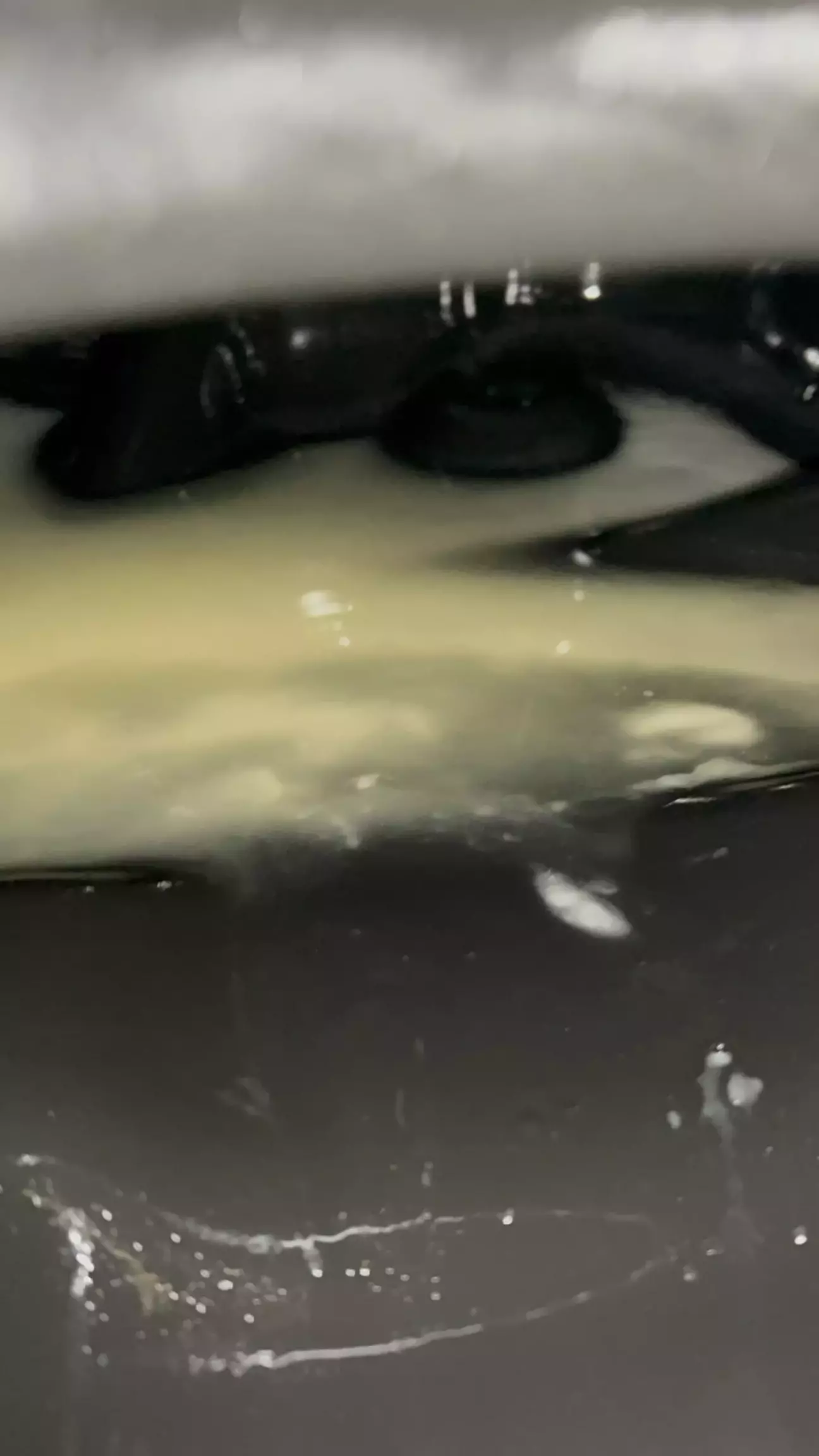 Парафін у районі заливної горловини бака!