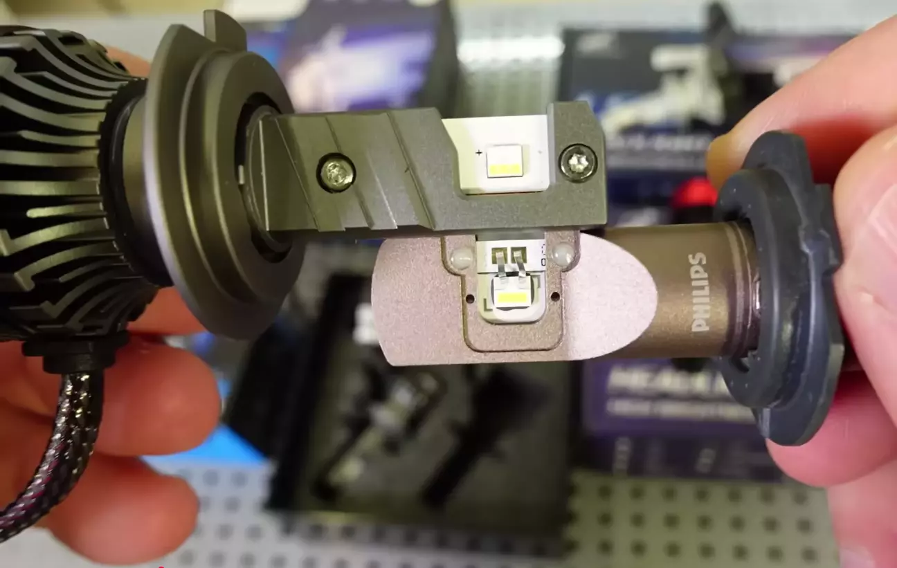 D7 Super Mini VS Philips Ultinon Pro. Кадр з відео: TEST LAB.