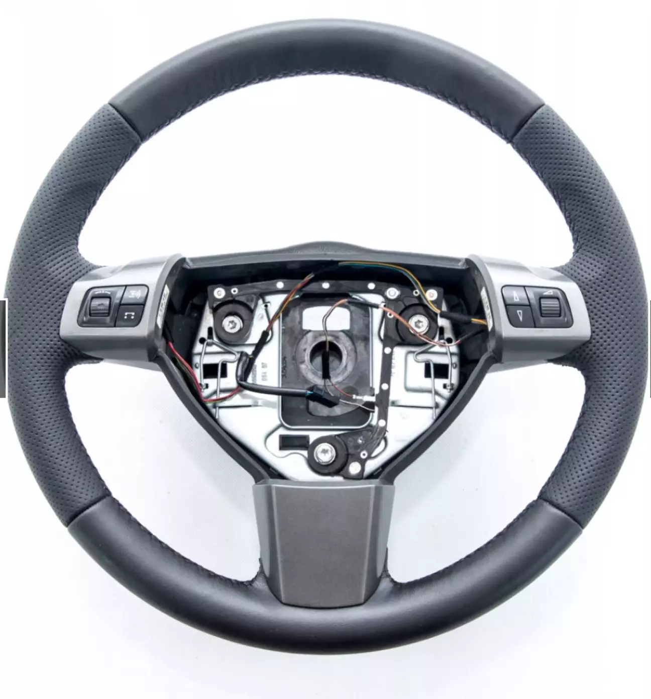 Шкіряне, перфорація бувала але рідше, зазвичай з комплектаціями opc-line.