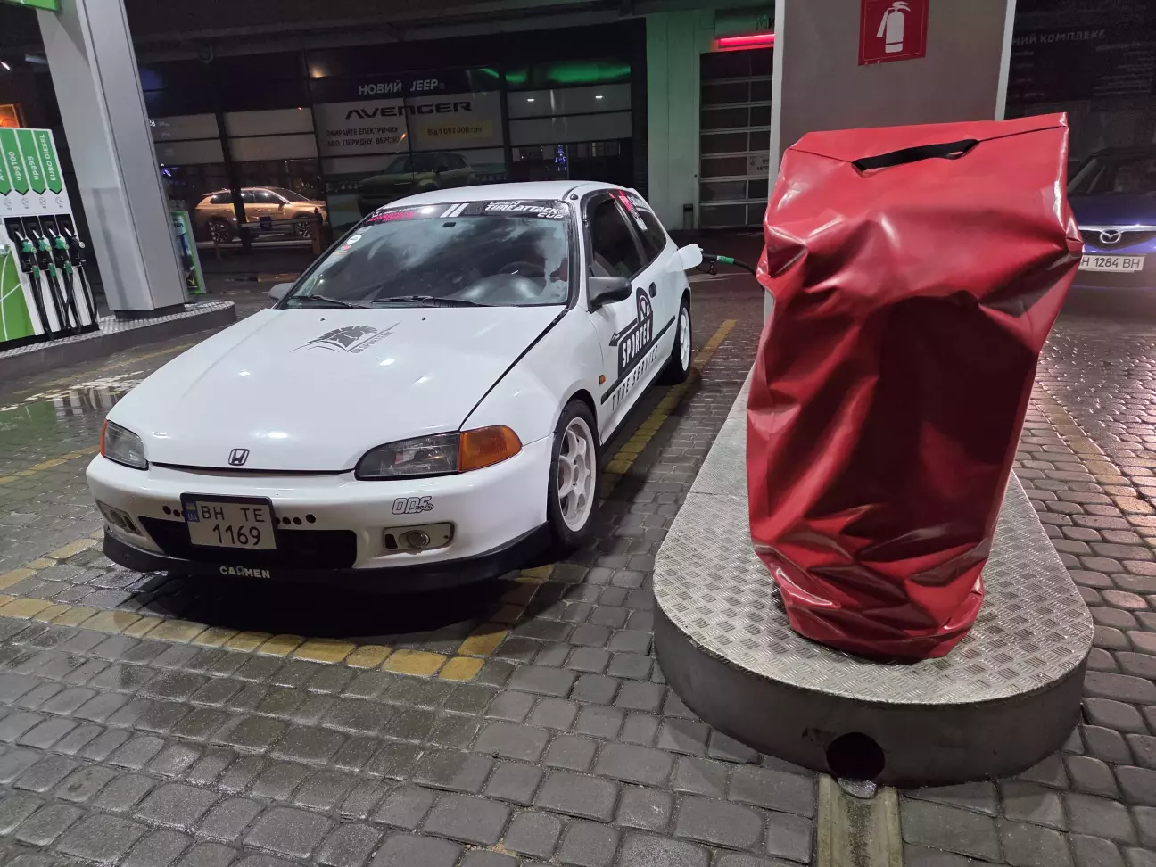 На заправці