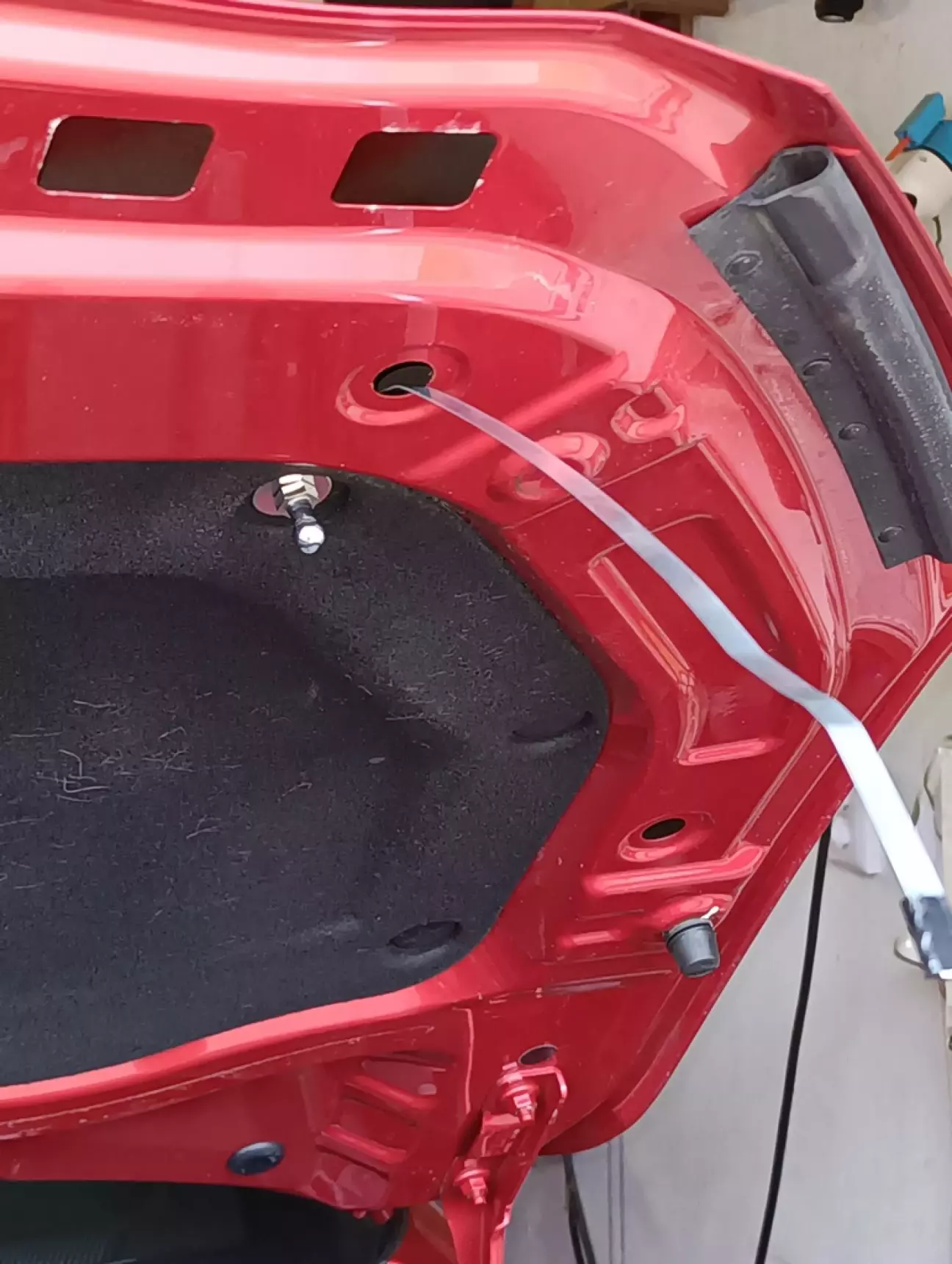 Заводится гайка к отверстию от клипсы.