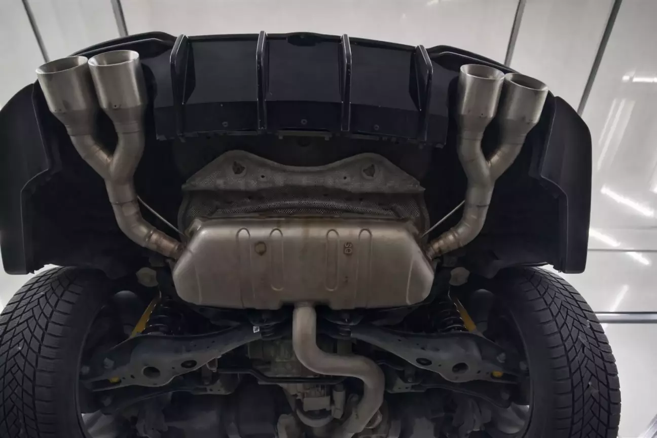 Ось як це виглядало знизу. Сток банка і роздвоєння з насадками по 100 мм