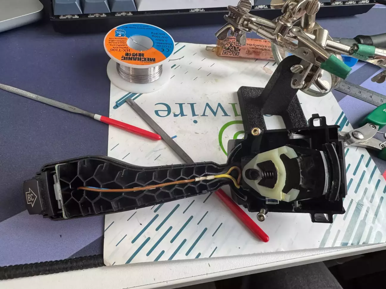 для того щоб легше помістилась термоусадка - я надфілями трошки розширив паз