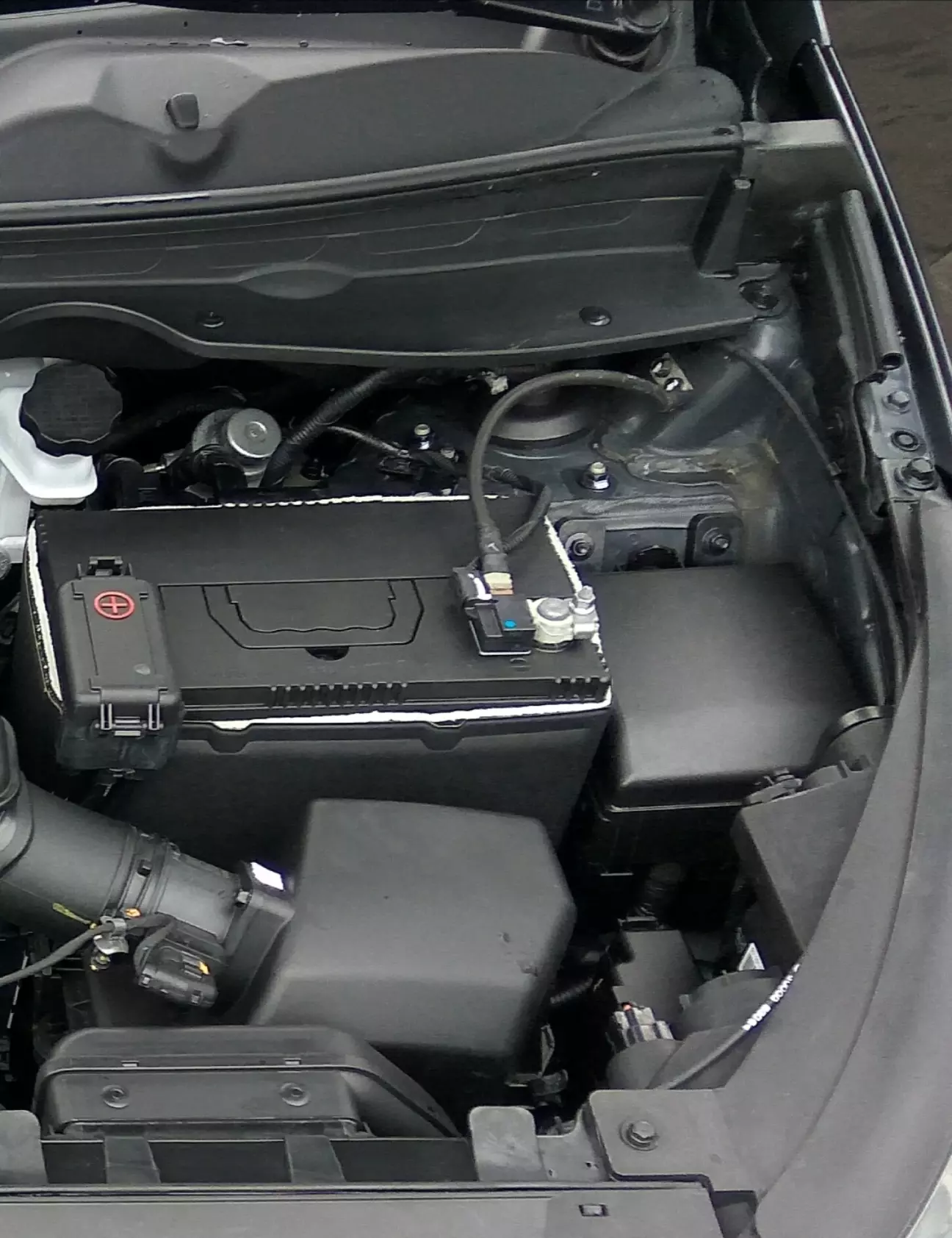 ось туди у кут треба лізти, як спеціально місця замало. Хоча у підкапотному, в цілому норм.