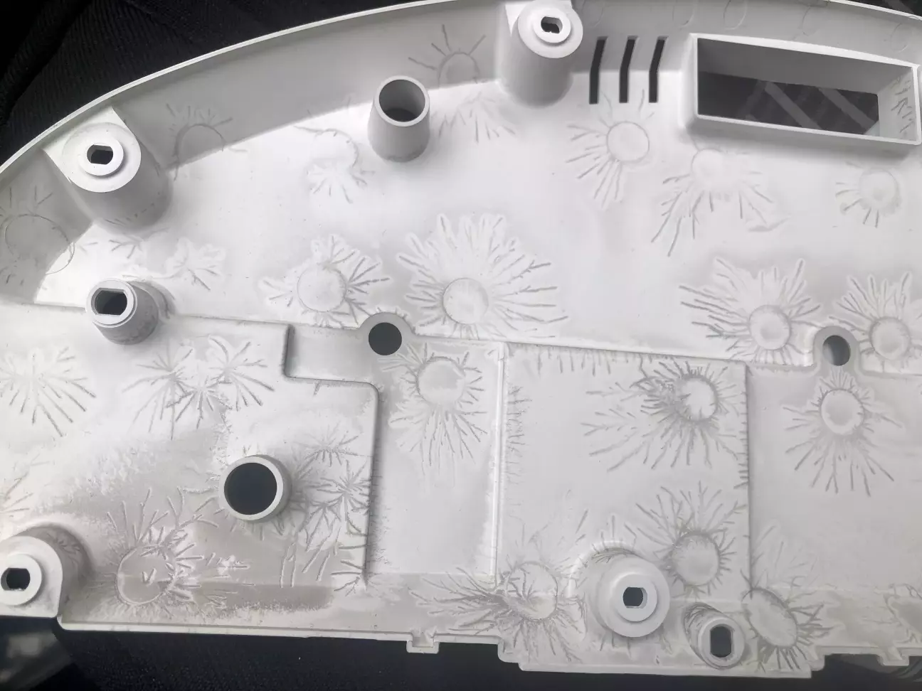 Узоры пыли на внутренней стороне крышки