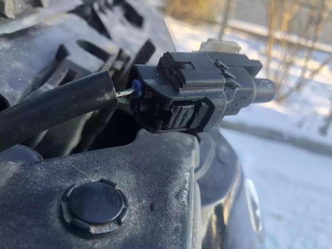 Старый датчик. Для снятия нужно нажать кнопку/защелку, которая задубела от времени и мороза