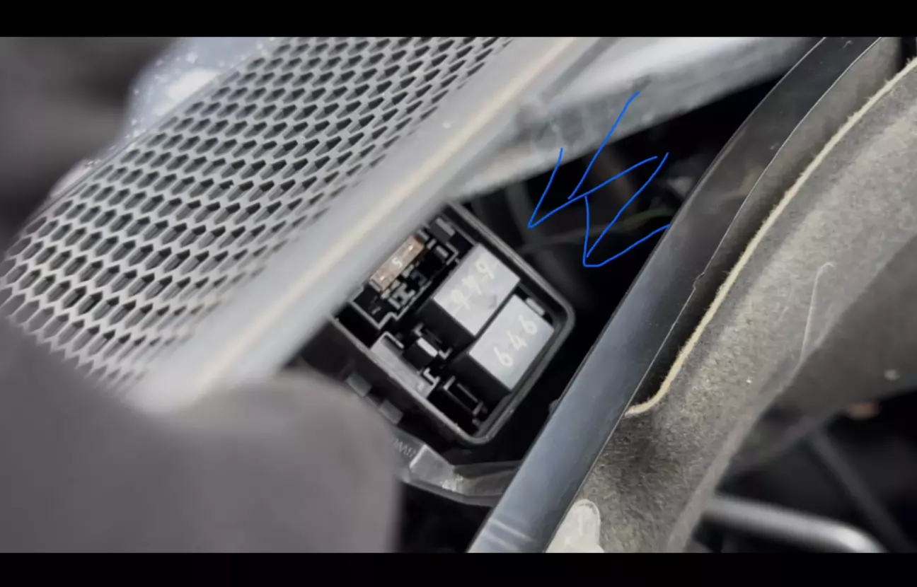 646 реле воно ж j907 монуалі , номер запчастина 4h0951253C