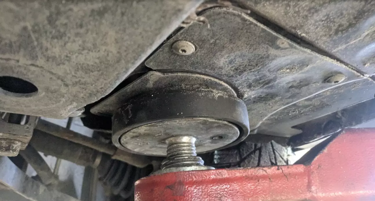 Так висить на передньому піддомкратнику