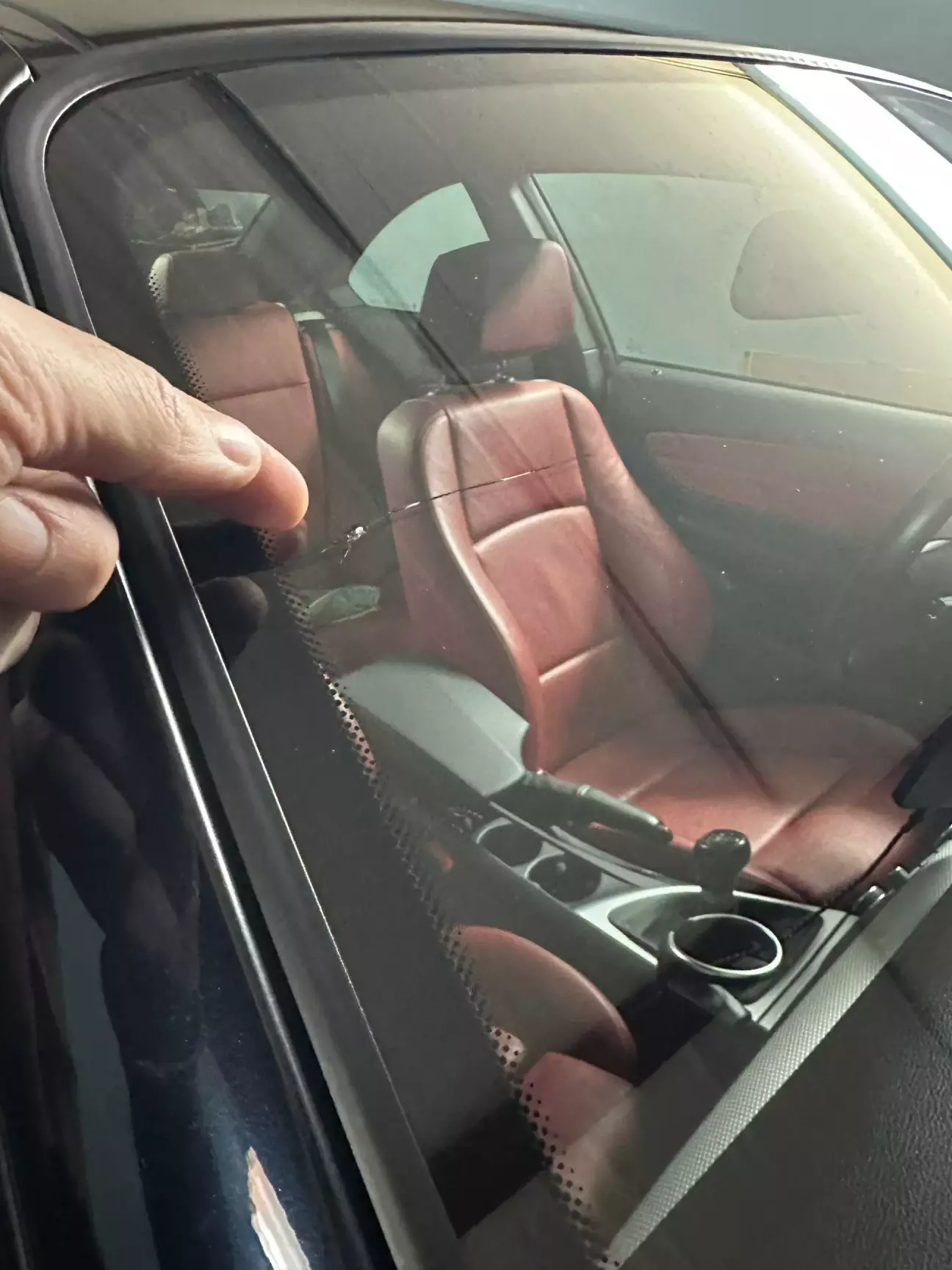 поки віз чисту машину в гараж - розбив майже нове скло)