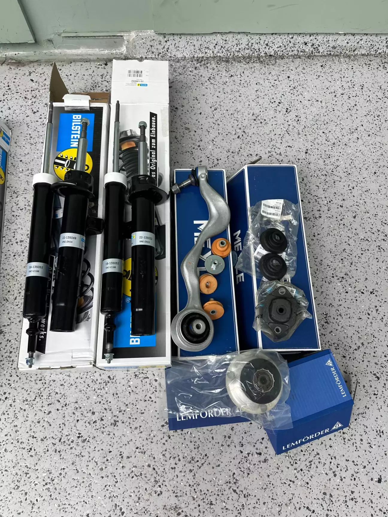 м-тех аморти б4, та опори (передні вже міняв, поміняв ще раз)