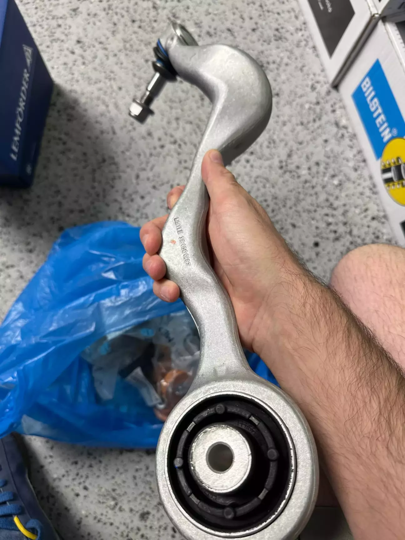 м-важелі попереду (насправді там лише м-сайленти)