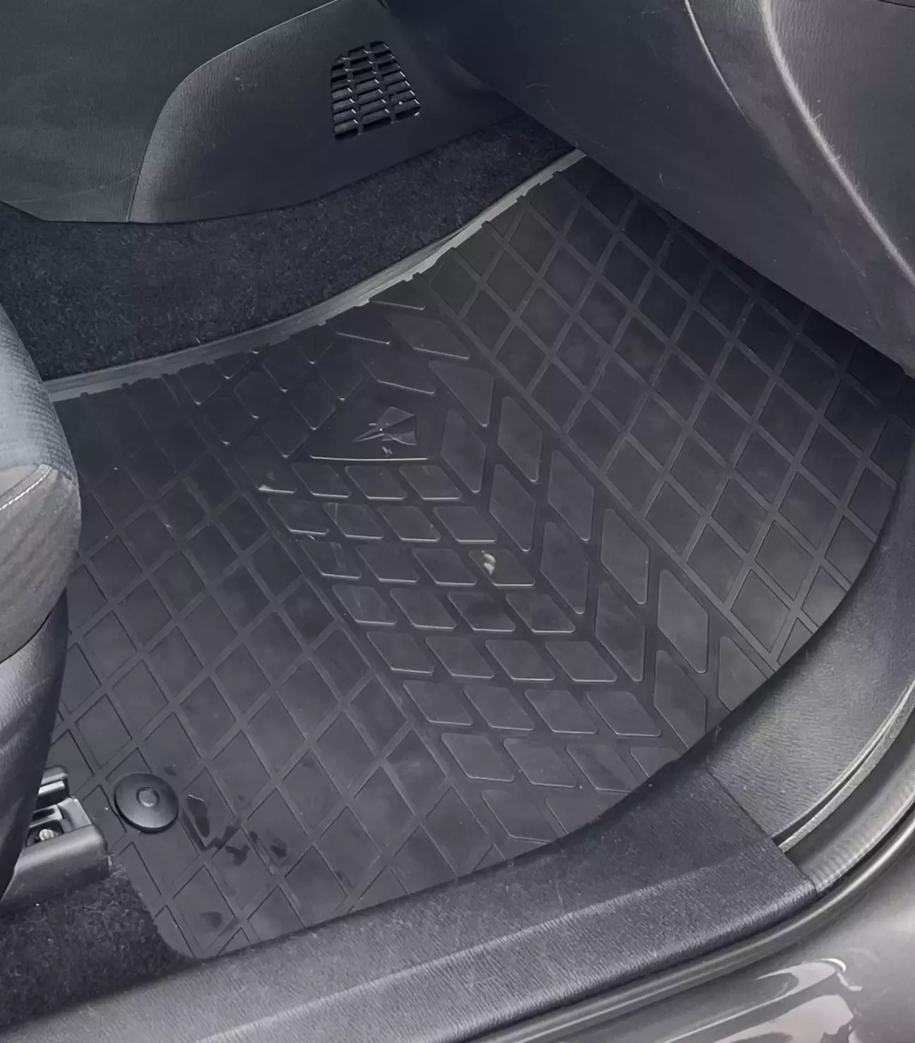 Передні килимок Stingray мають OEM застібки.