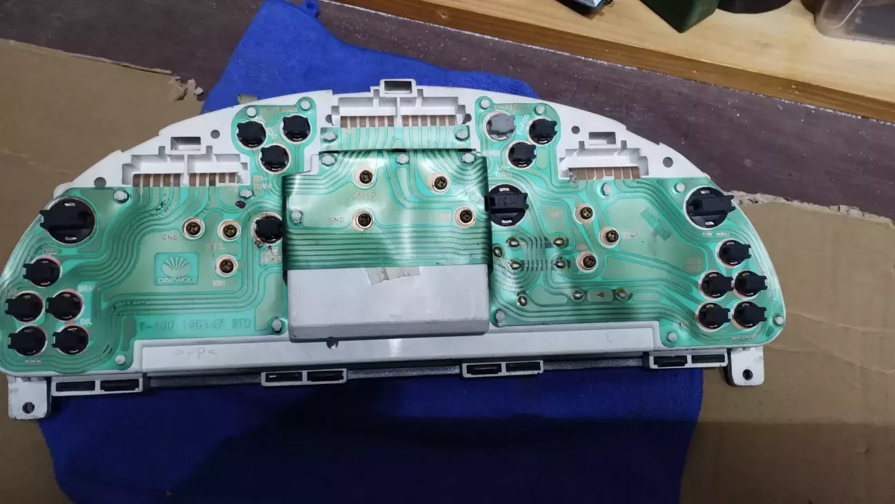 4 середні винти кріплять спідометр