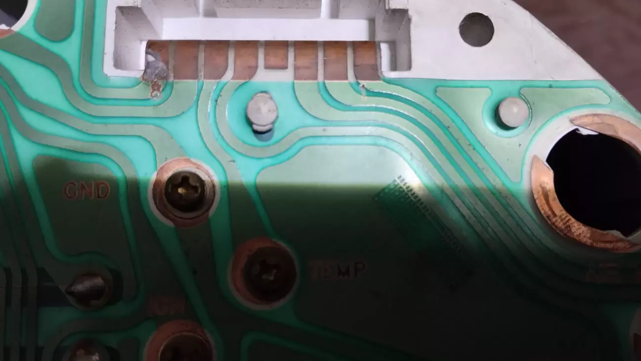 Пошкодження доріжки у місці з'єднання з роз'ємом