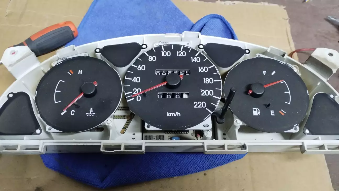 Ну і звісно треба зняти скло, та передню маску