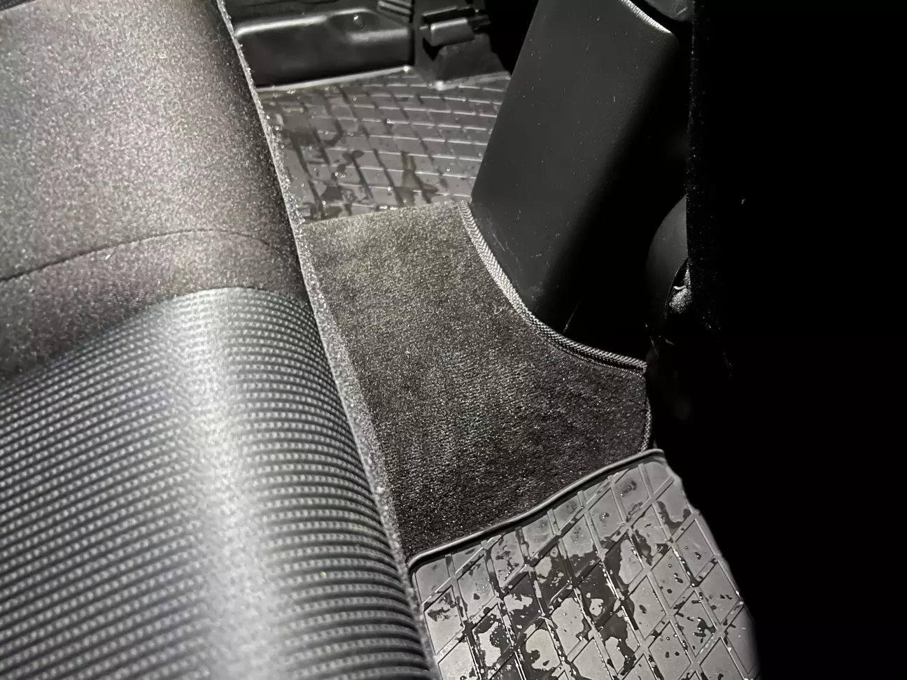 Килимок на центральний тунель.