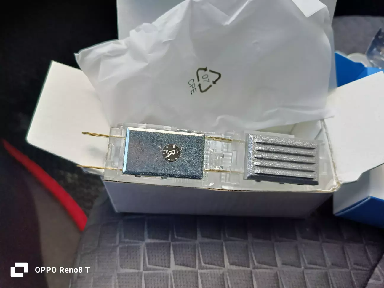 Зліва - ноунейм Справа - а-ля скло