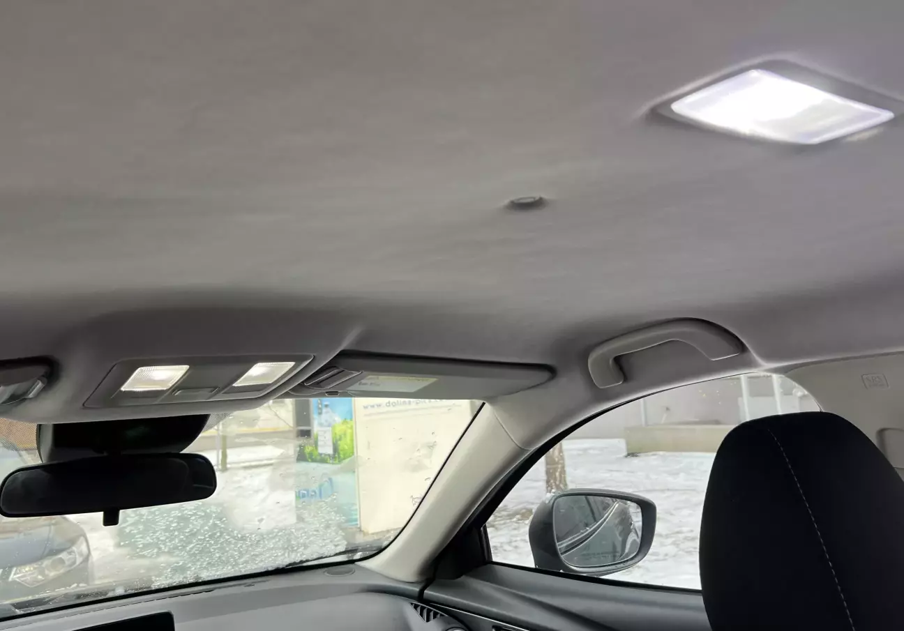 Біле, яскраве, LED світло в салоні )