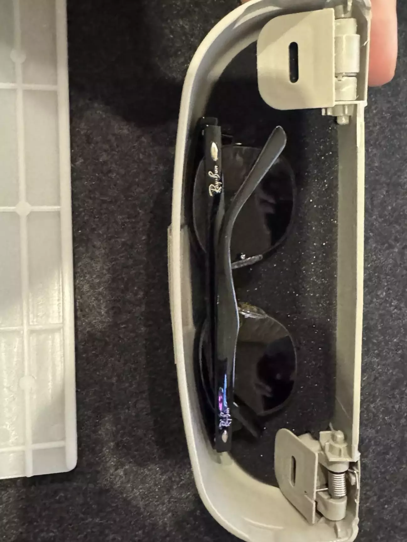 На відміну від оригінального футляру Renault, у цей помістяться будь-які окуляри.