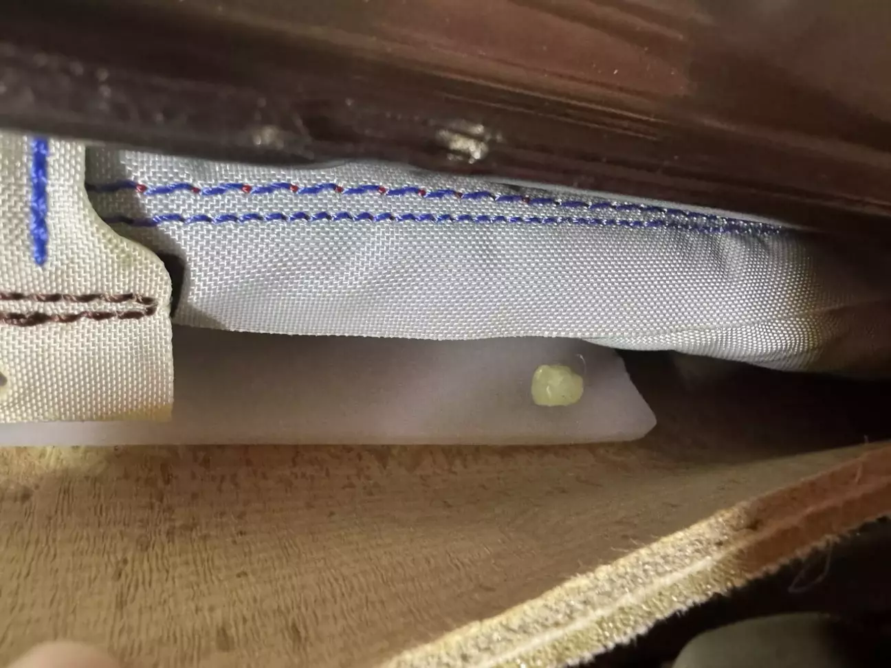 Зворотня сторона має такий вигляд. Є вільна відстань, орієнтовно пару сантиметрів до подушки, виглядає більш-менш безпечно