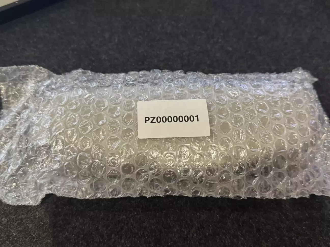 Футляр приходить в непоганому пакуванні, ризики пошкодження мінімальні