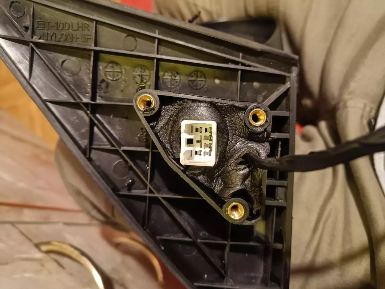 Встановлюємо роз'єм в штатне місце.