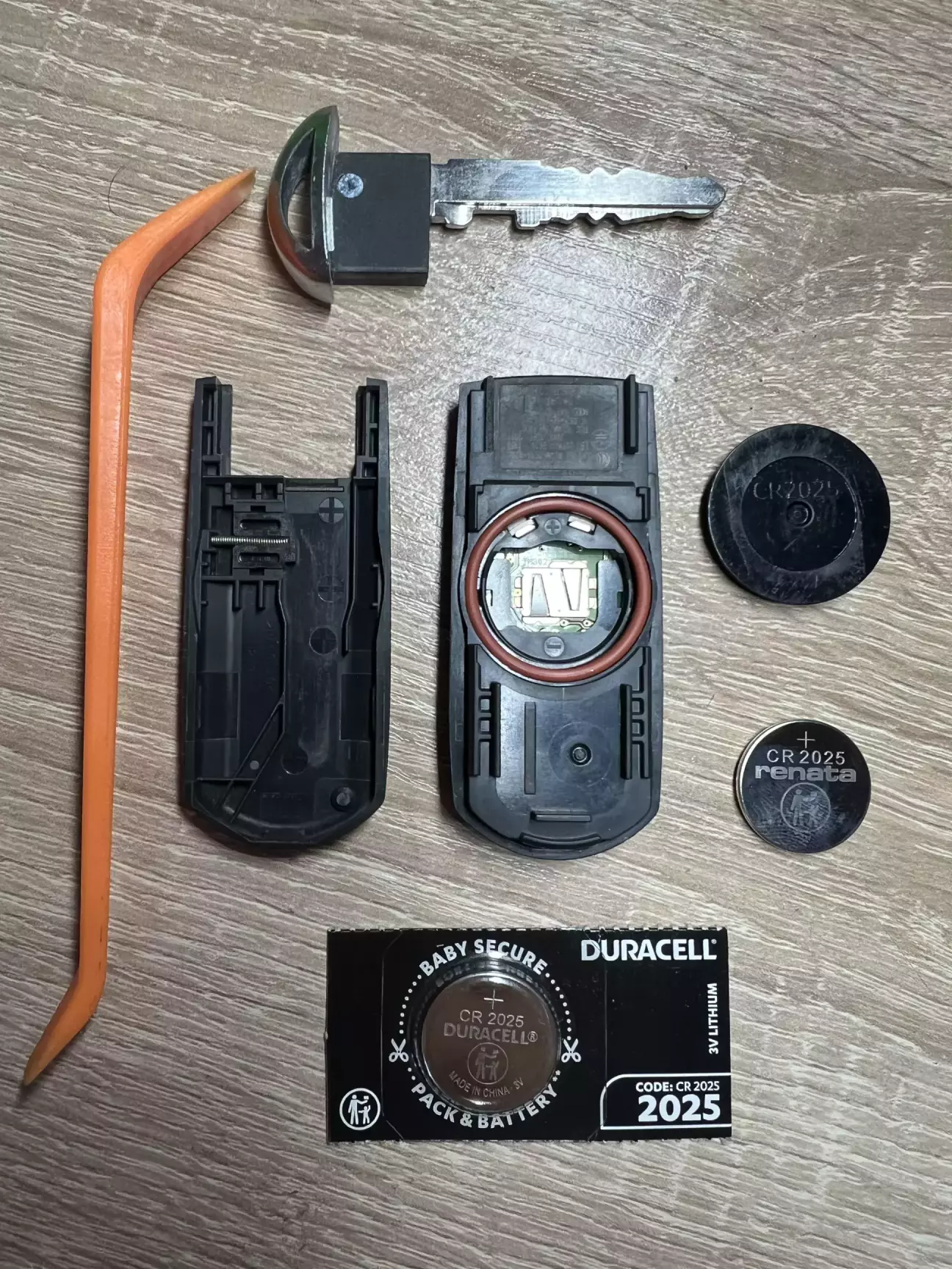 Ключ Mazda у розібраному вигляді.