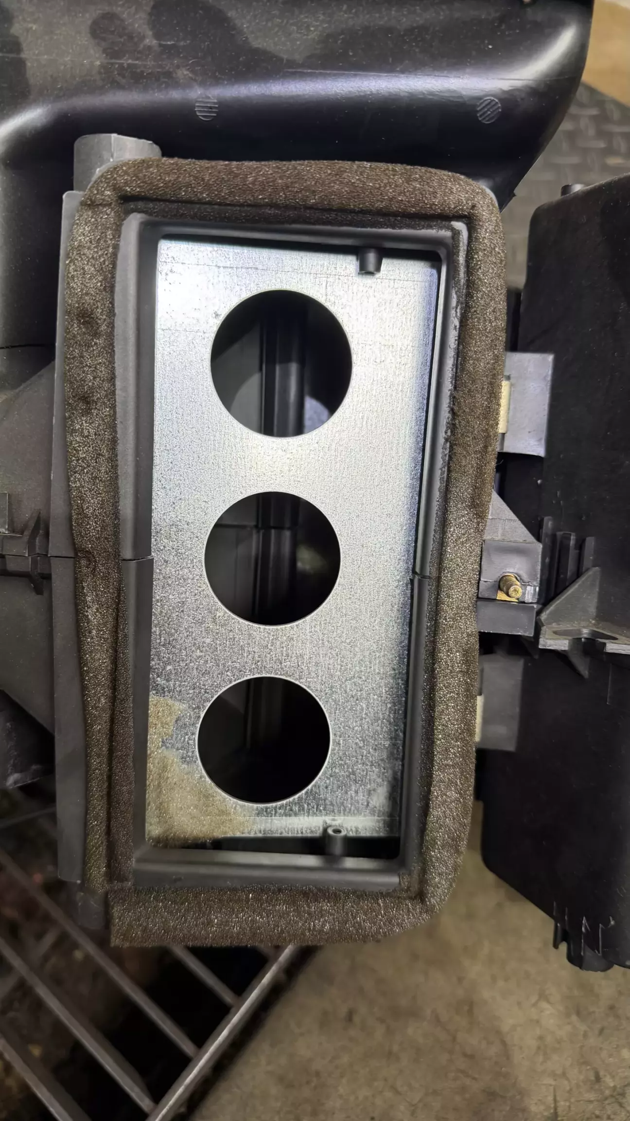 Проблема всіх фольксвагенів тих років, поролон на заслінках просто розсипається.