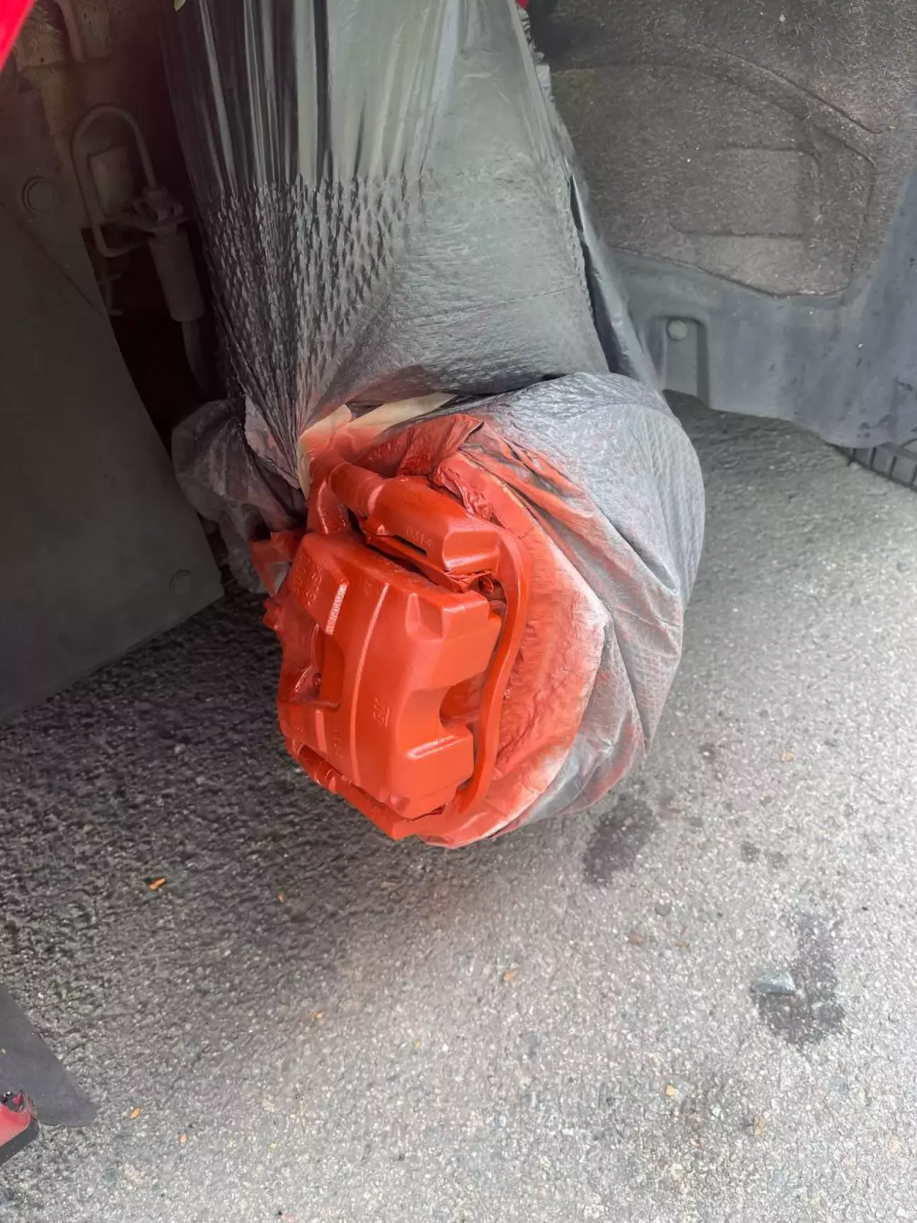 Пофарбований супорт і покритий лаком